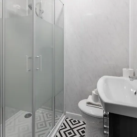 Apartment Centre 4 With Kitchenette, Free Wifi And Smart Tv By Yoko Middlesbrough